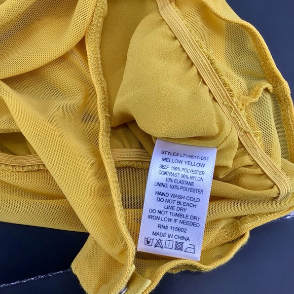 All In Favor Mellow Yellow Smocked Puff Sleeve Surplice Button Bodysuit Sz Small - Picture 12 of 15